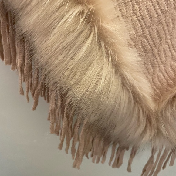 Poncho Cellabie Women's Pinkish tan Faux Fur Trim on the collar - Picture 4 of 4